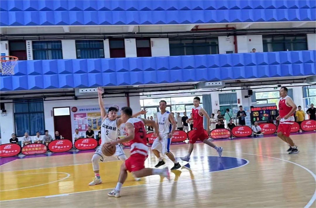金蓝盾篮球队在邓州市“全兴杯”夏季篮球联赛开幕式表演赛上大获全胜